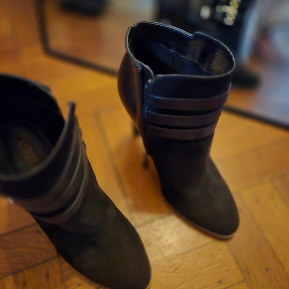 Nwot black leather booties w side zip and buckles Hp😊🔥🔥🔥🔥 - Picture 3 of 6